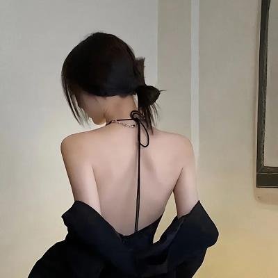 落在她身边